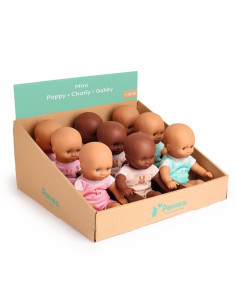 Nino/a petit/a de cos tou de diferents colors