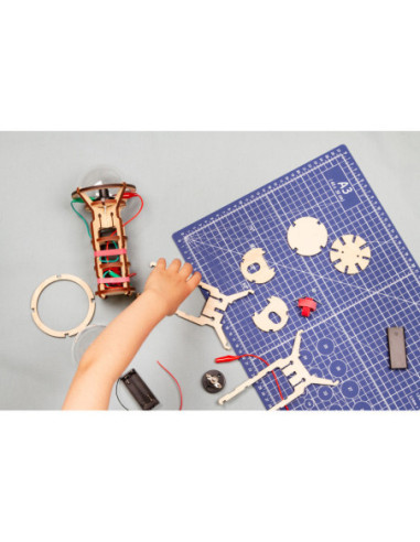 Fabrica una linterna | Kit STEM de electricidad y construcción | A Joc Lent