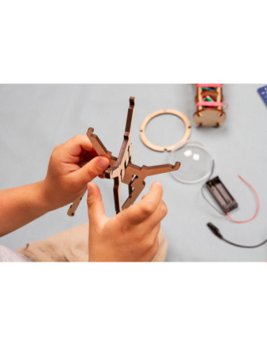 Fabrica una linterna | Kit STEM de electricidad y construcción | A Joc Lent