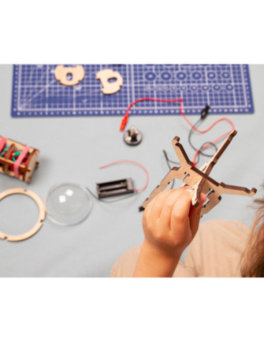 Fabrica una linterna | Kit STEM de electricidad y construcción | A Joc Lent
