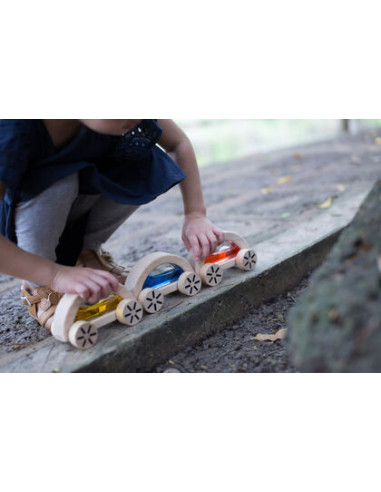 Cotxe de fusta amb aigua de color groc